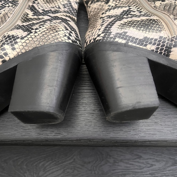 BLONDO SNAKE PRINT WATERPROOF ANKLE BOOTIES HEELS WOMENS SZ 9M Black Gray White - Picture 10 of 14